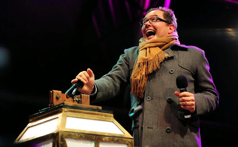 Alan Carr Switches On the Lights