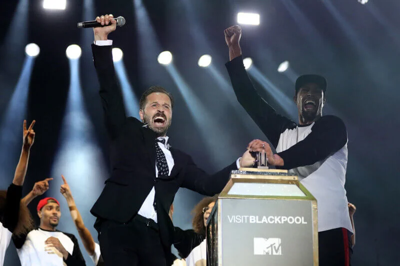 Alfie Boe Switches on the Lights