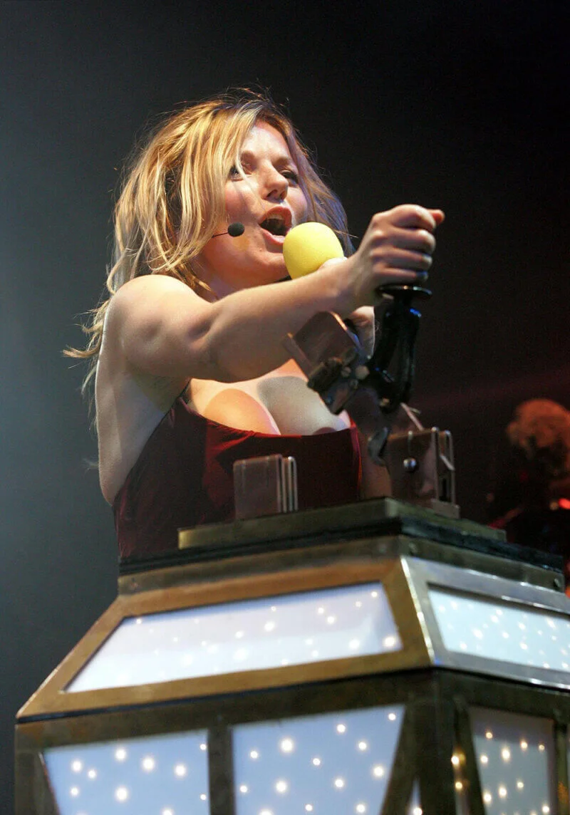 Geri Halliwell Switches On The Lights