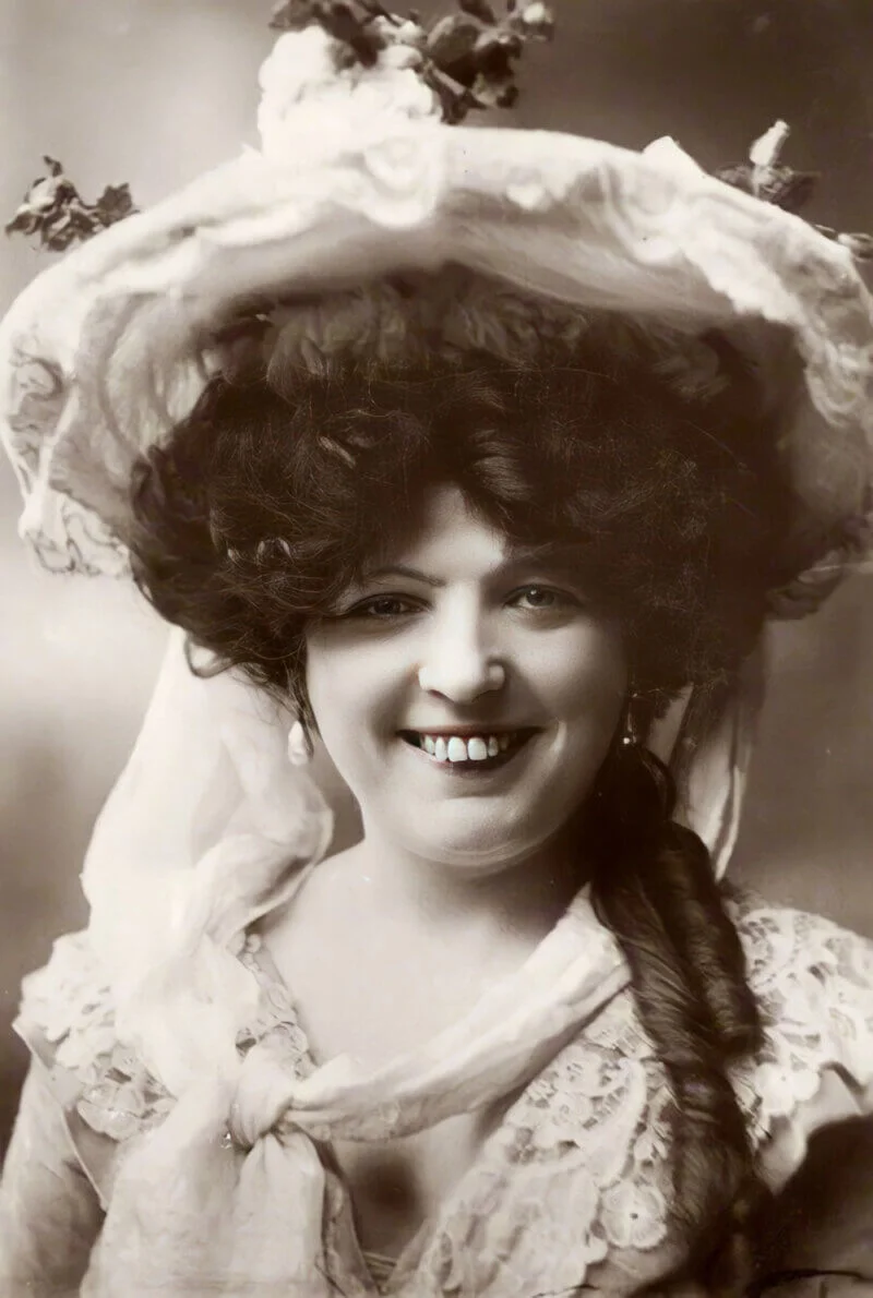 Marie Lloyd Performs at the Empire Theatre