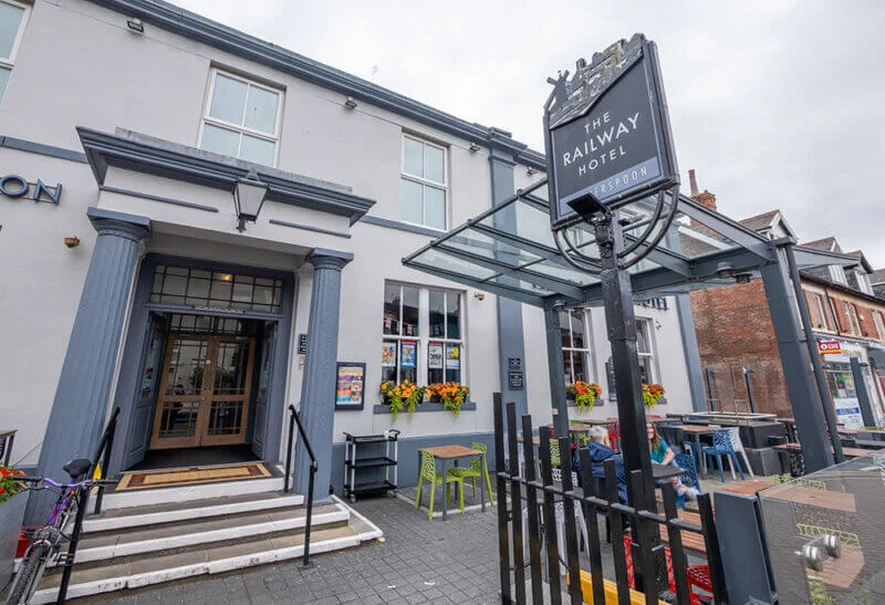 The Railway Hotel & the Hansom Cab