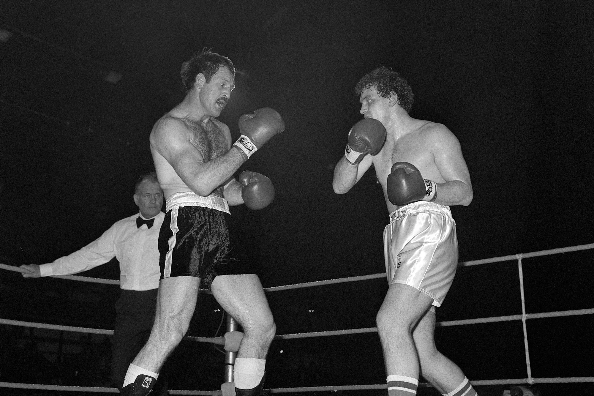 John L. Gardner (Hackney, r) in action against Paul Sykes (Wakefield) during the 15-round heavyweight for the British Championship at Wembley Arena in London.